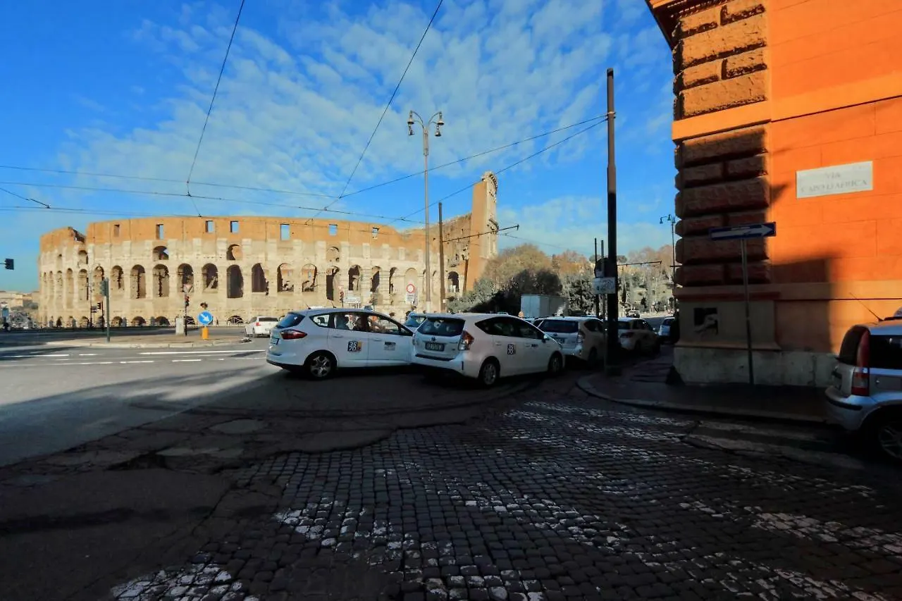 Style Apartment Julia 50 Mt From Colosseum 0*, Roma
